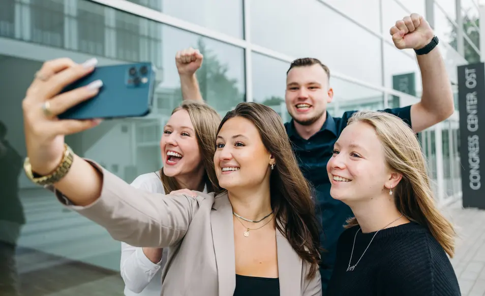 Studenten der Messe Essen machen ein Selfie