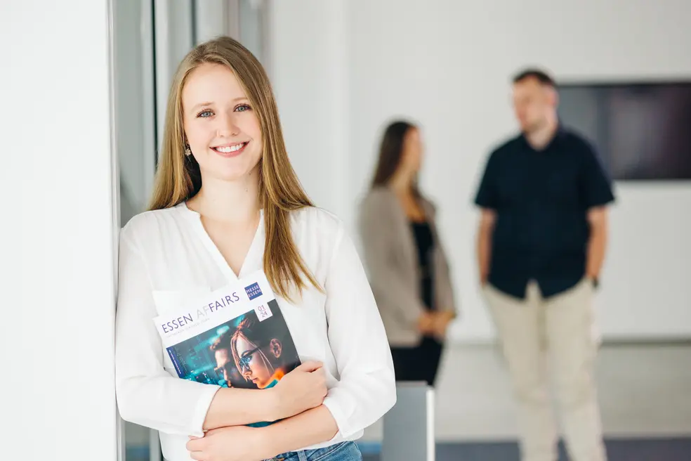 Studentin der messe Essen mit der Zeitschrift Essen Affairs