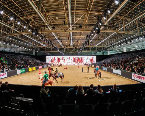 Die Halle 5 der MESSE ESSEN mit Besucherinnen und Besuchern während einer Veranstaltung