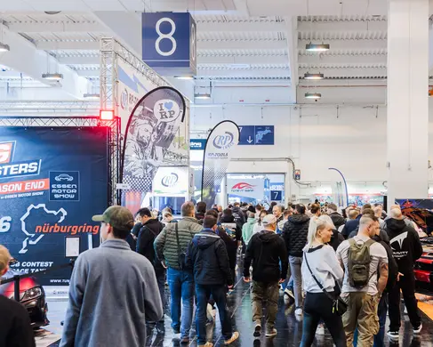 Die Halle 8 der MESSE ESSEN mit Besucherinnen und Besuchern während einer Messe