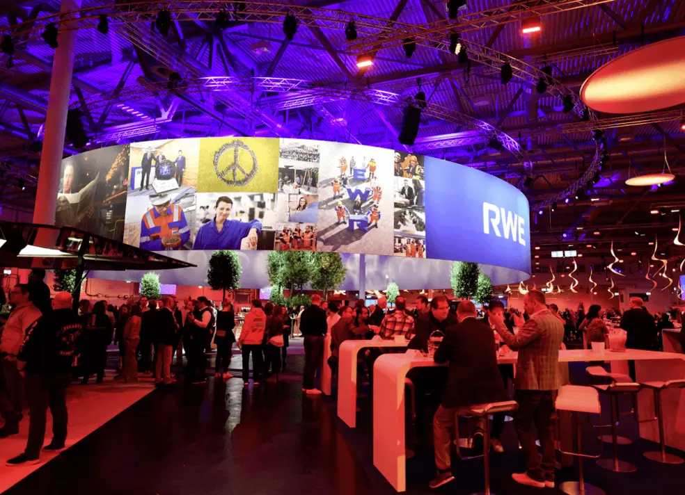 Videoleinwand der RWE Jubiläumsfeier in der MESSE ESSEN