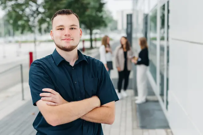 Student der Messe Essen mit verschränkten Armen