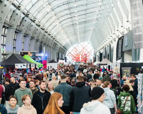 Die Galeria der MESSE ESSEN mit Besucherinnen und Besuchern während einer Messe