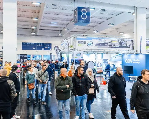 Die Halle 8 der MESSE ESSEN mit Besucherinnen und Besuchern während einer Messe