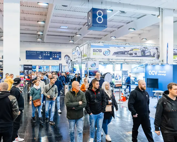 Die Halle 8 der MESSE ESSEN mit Besucherinnen und Besuchern während einer Messe
