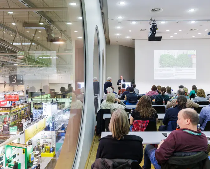 Die Halle 3 der MESSE ESSEN mit Besucherinnen und Besuchern während einer Messe