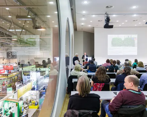 Die Halle 3 der MESSE ESSEN mit Besucherinnen und Besuchern während einer Messe