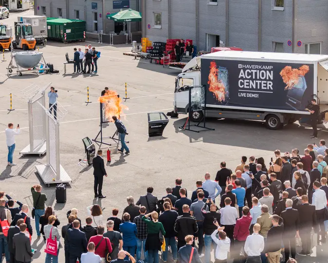 Das Freigelände der MESSE ESSEN mit Besucherinnen und Besuchern während einer Messe