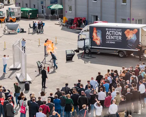 Das Freigelände der MESSE ESSEN mit Besucherinnen und Besuchern während einer Messe