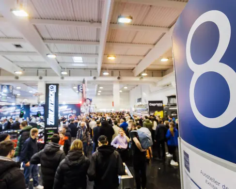Die Halle 8 der MESSE ESSEN mit Besucherinnen und Besuchern während einer Messe