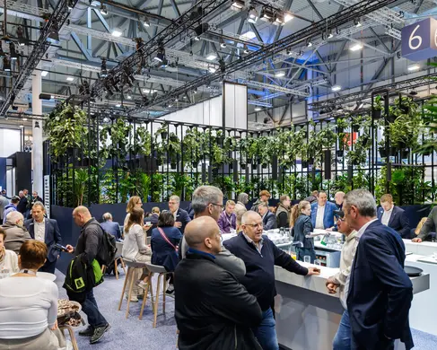 Die Halle 6 der MESSE ESSEN mit Besucherinnen und Besuchern während einer Messe