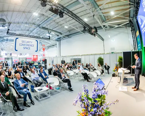Die Halle 7 der MESSE ESSEN mit Besucherinnen und Besuchern während einer Messe