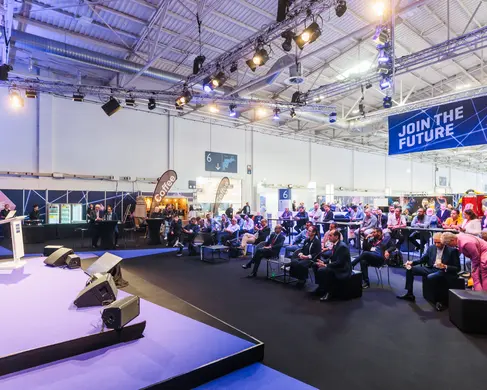Die Halle 7 der MESSE ESSEN mit Besucherinnen und Besuchern während einer Messe