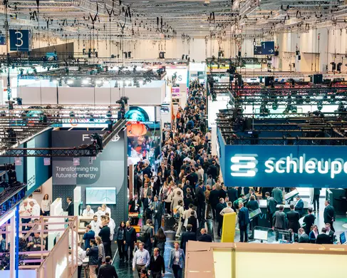 Die Halle 3 der MESSE ESSEN mit Besucherinnen und Besuchern während einer Messe