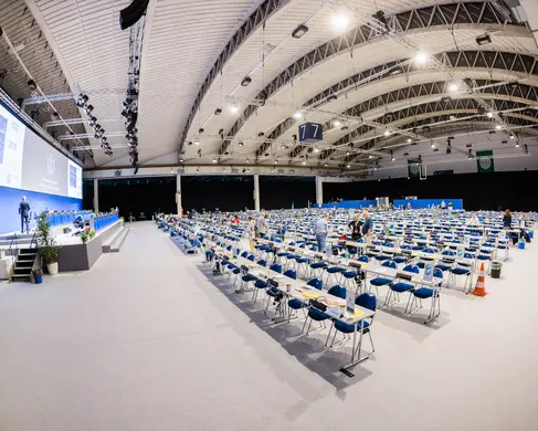 Bild von den Zuschauern und der Bühne des Deutschen Ärztekongress
