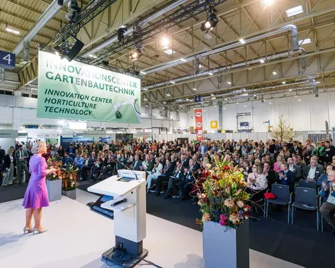 Die Halle 4 der MESSE ESSEN mit Besucherinnen und Besuchern während einer Messe