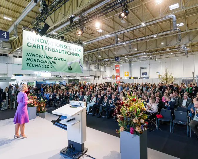 Die Halle 4 der MESSE ESSEN mit Besucherinnen und Besuchern während einer Messe