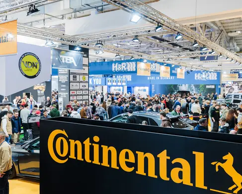 Die Halle 7 der MESSE ESSEN mit Besucherinnen und Besuchern während einer Messe