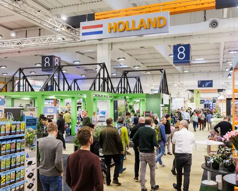 Die Halle 8 der MESSE ESSEN mit Besucherinnen und Besuchern während einer Messe