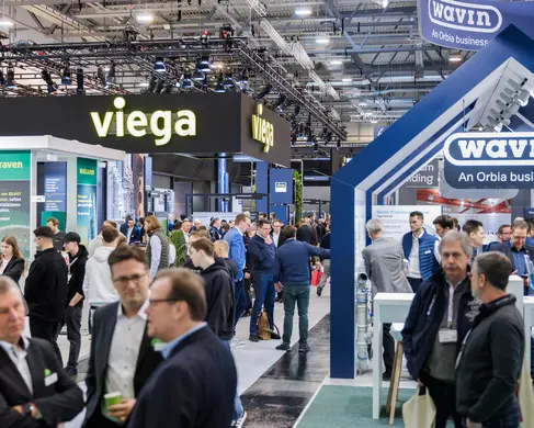 Die Halle 6 der MESSE ESSEN mit Besucherinnen und Besuchern während einer Messe