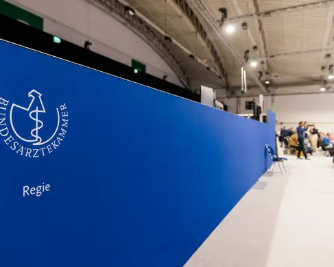 Bild von den Zuschauern und der Bühne des Deutschen Ärztekongress