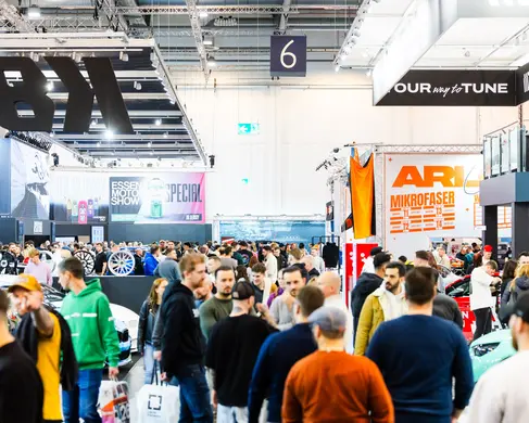 Die Halle 6 der MESSE ESSEN mit Besucherinnen und Besuchern während einer Messe
